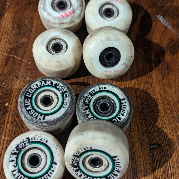 2 sets of wheels with bearings and 1 set of trucks - Picture 4 of 5